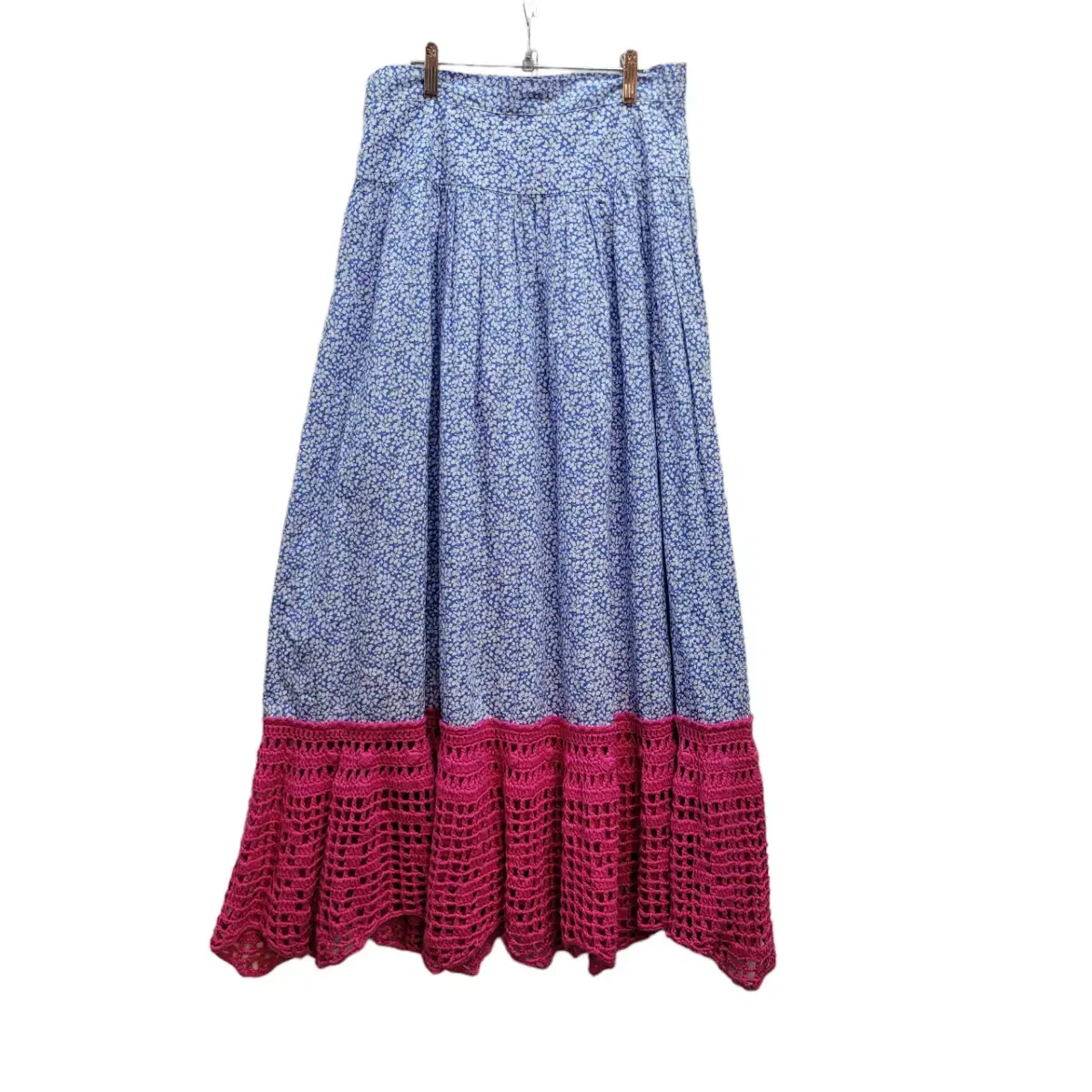 Soft long skirt made of fine cotton lace