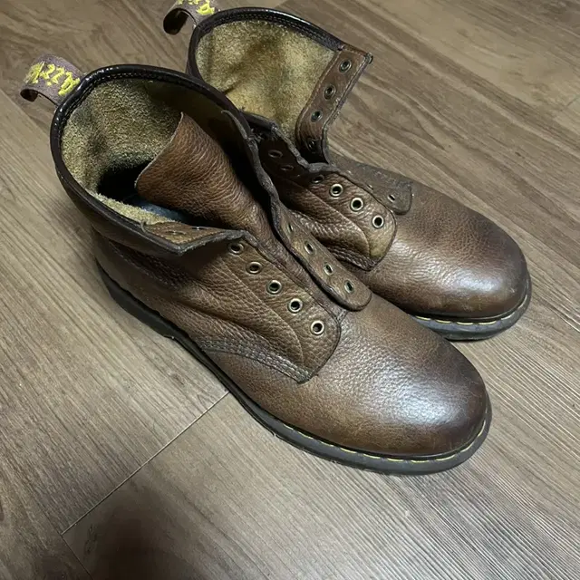 Dr.Martens 표8홀 290