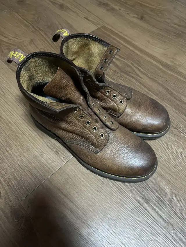 Dr.Martens 표8홀 290