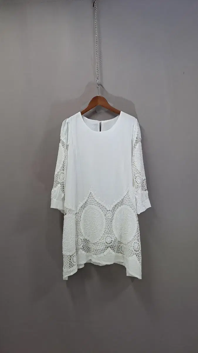 Long blouse with partially-punched cotton fabric ng