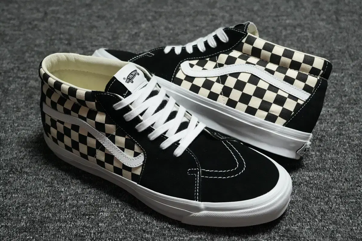 (285) Vahn's Premium Skate Mid Reissue 83 Black Checkerboard