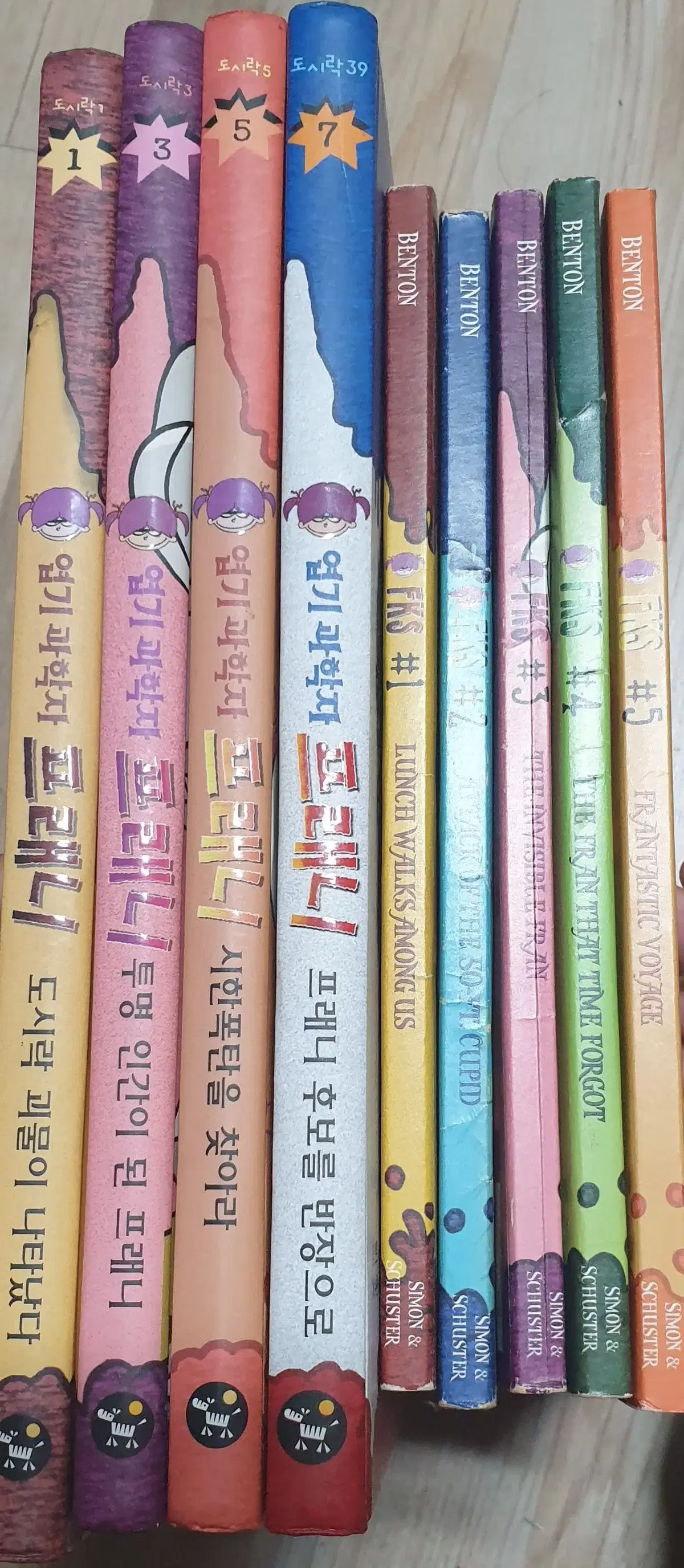 We sell Korean and English books for children.