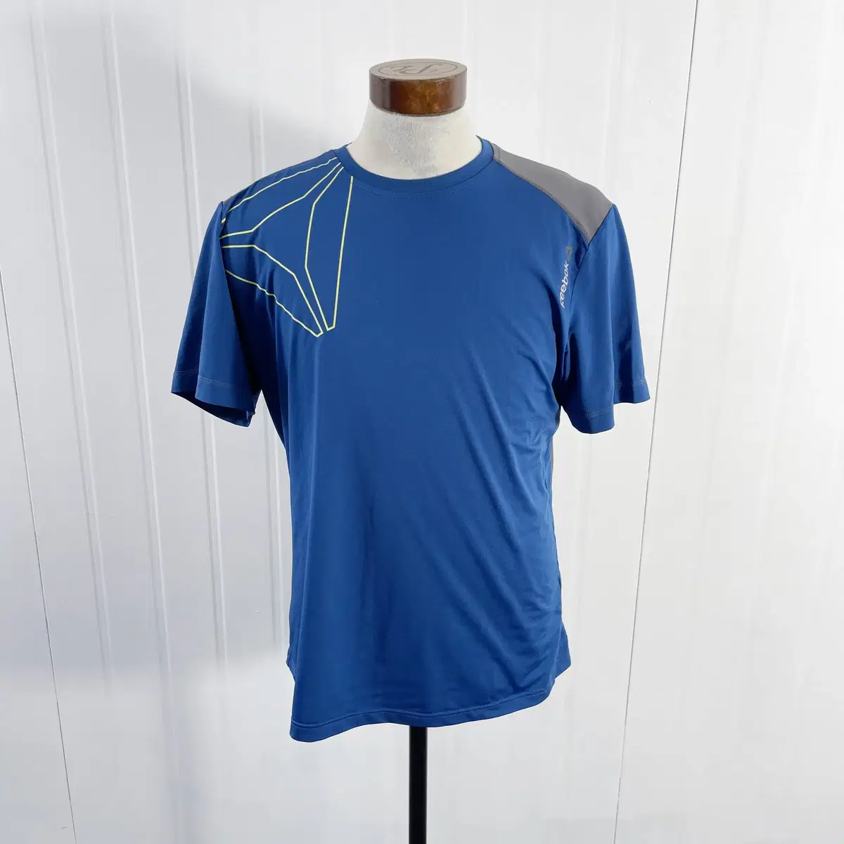 D2 Reebok Blue Sport Short Sleeve Shirt 105 size 105