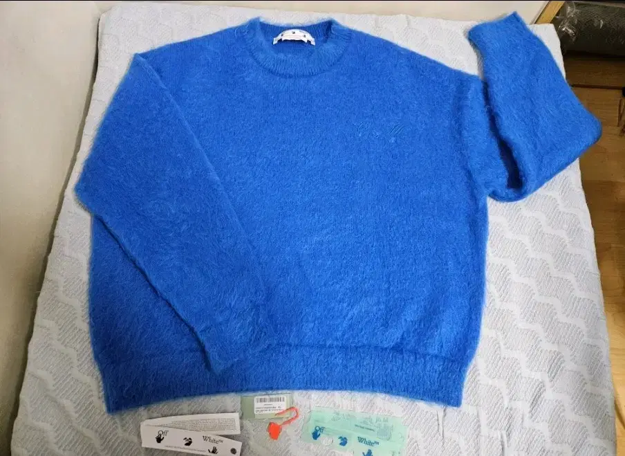 Extremely rare) Off-white mohair knit (worn by celebrity)