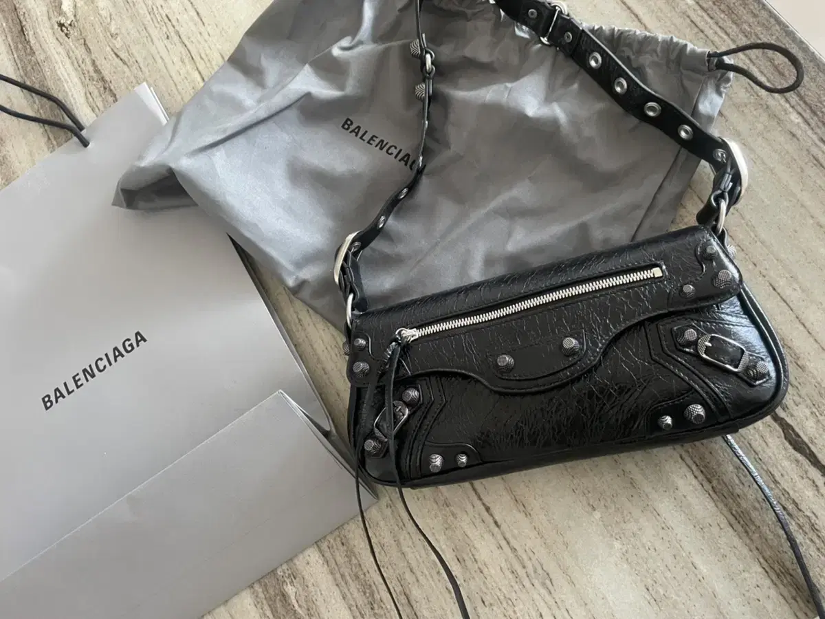 [BALENCIAGA] BALENCIAGA Authentic Le Cagol Sling Bag Small Black