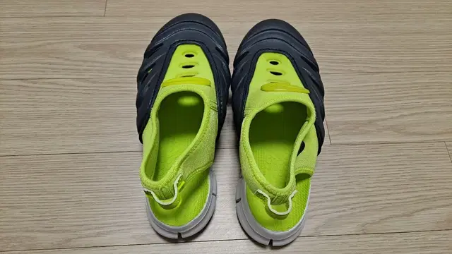 NIKE 나이키 프리 다이나모 브리즈 샌들 형광색 220mm 팝니다.