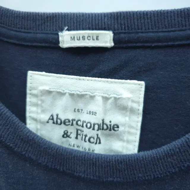 ABERCROMBIE 아베크롬비 MUSCLE 로고자수패치 티셔츠 C098