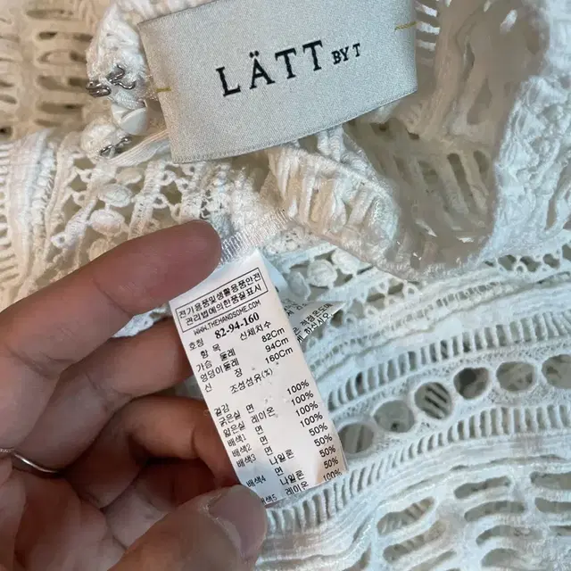 LATT BY T 래트 아일렛스타일 블라우스