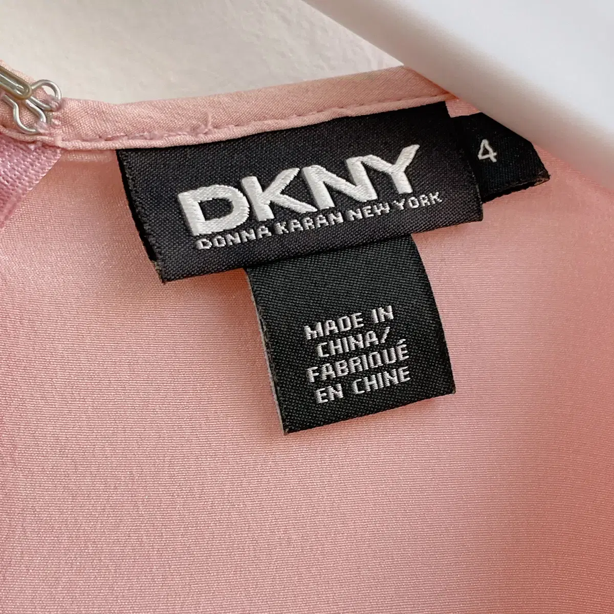 DKNY 실크 반팔 블라우스