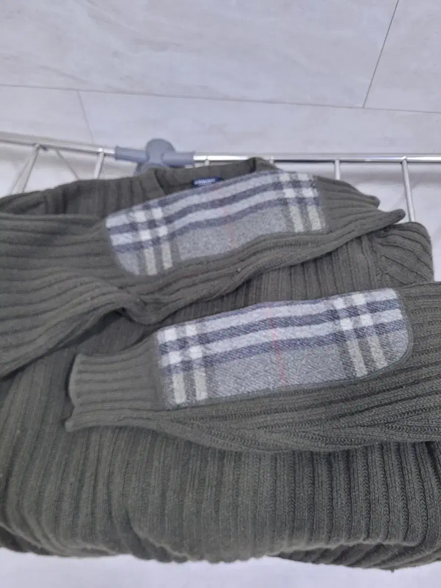 Sell Burberry Knit (M)