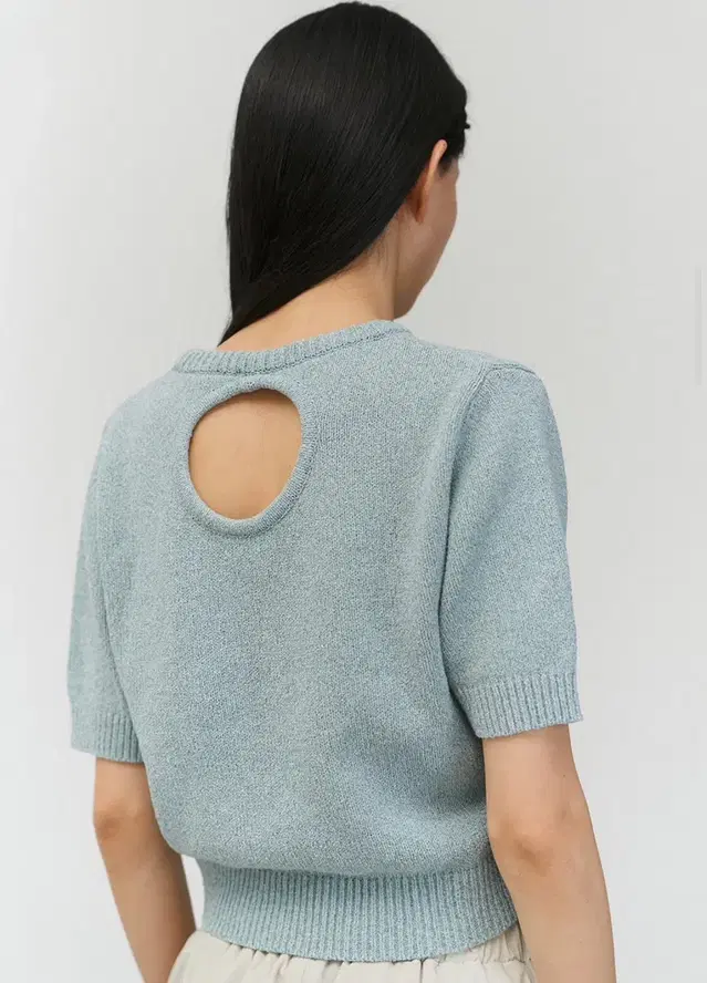 아모멘토 / BACK CUT-OUT PULLOVER