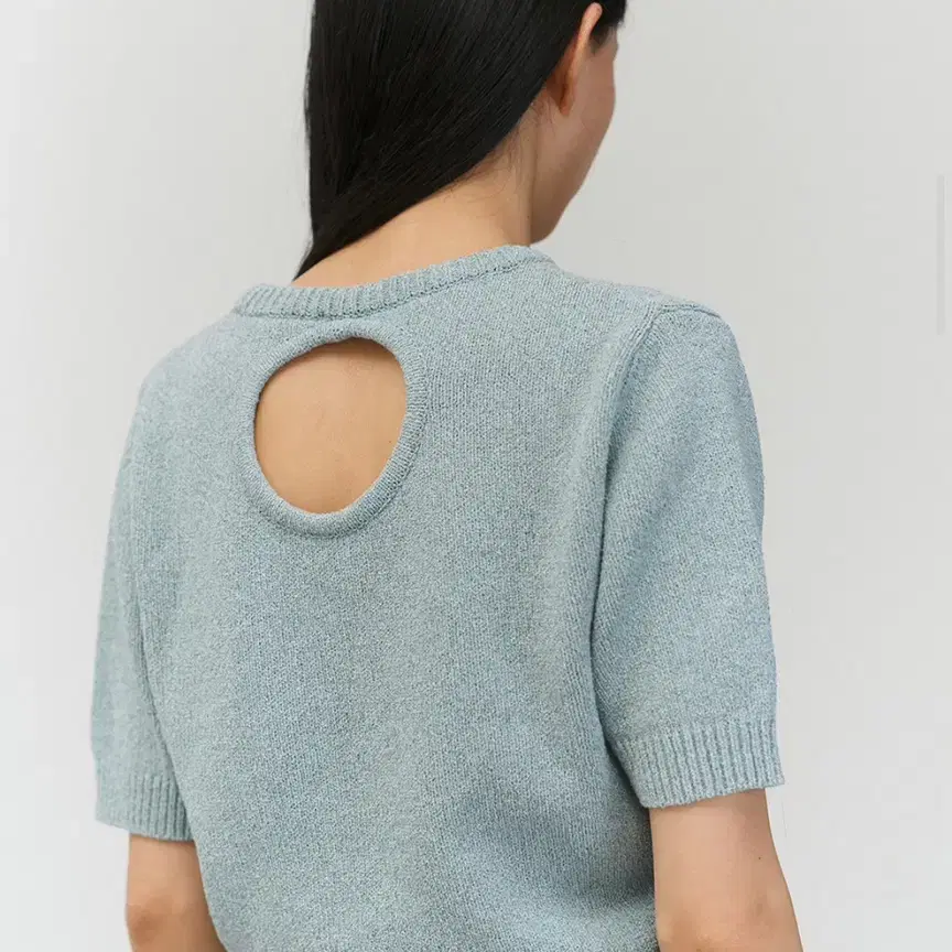 아모멘토 / BACK CUT-OUT PULLOVER