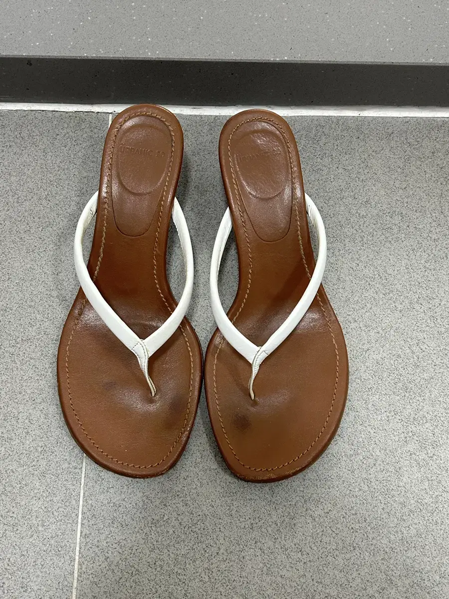 (7회 착용) 얼바닉30 - Leather Flip-flops Heels