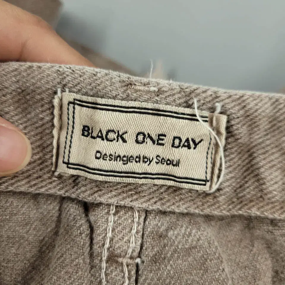 BLACK ONE DAY 베이지 워싱 커팅진 절개 사이드신치 와이드핏 청