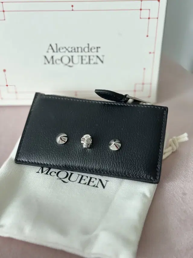 알렉산더맥퀸 Mcqueen 스컬 스터드 지퍼 카드 케이스 (남녀공용)