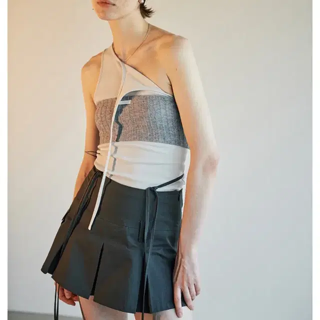 오데스  STRAP CARGO PLEATS SKIRT 차콜 2