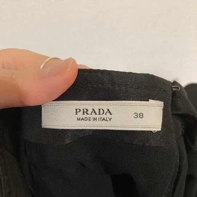 고급스러운 정품 프라다 (PRADA) 블랙 스커트