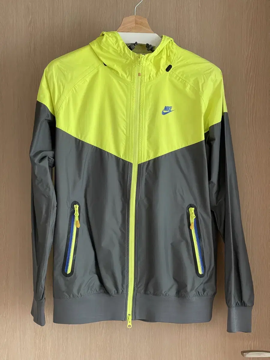 Nike Windrunner Fluorescent Gray