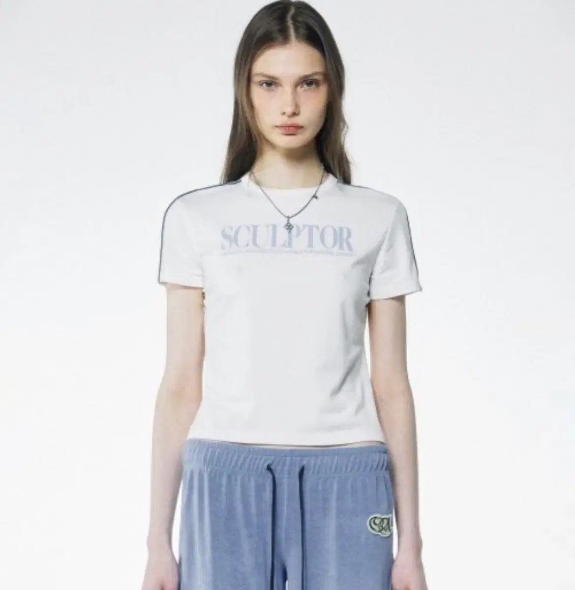 스컬프터 classic logo piping crop top white