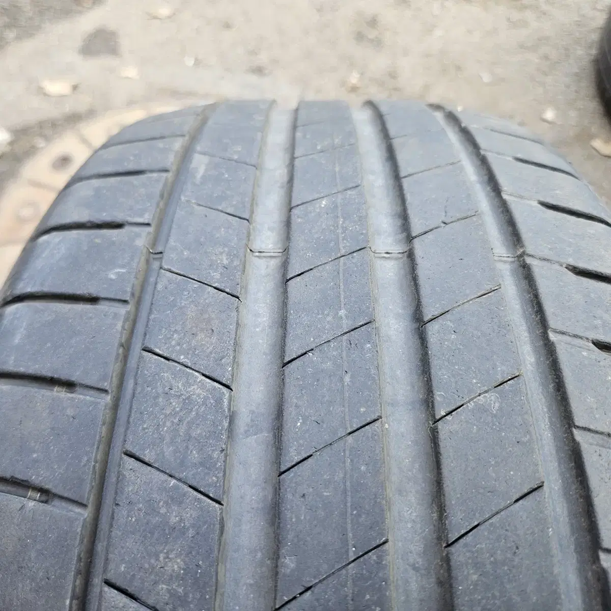 브릿지스톤 245/45R19 & 2454519 타이어 1개 판매합니다.