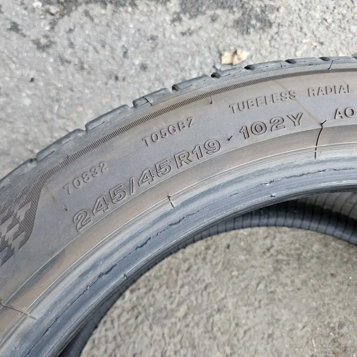 브릿지스톤 245/45R19 & 2454519 타이어 1개 판매합니다.