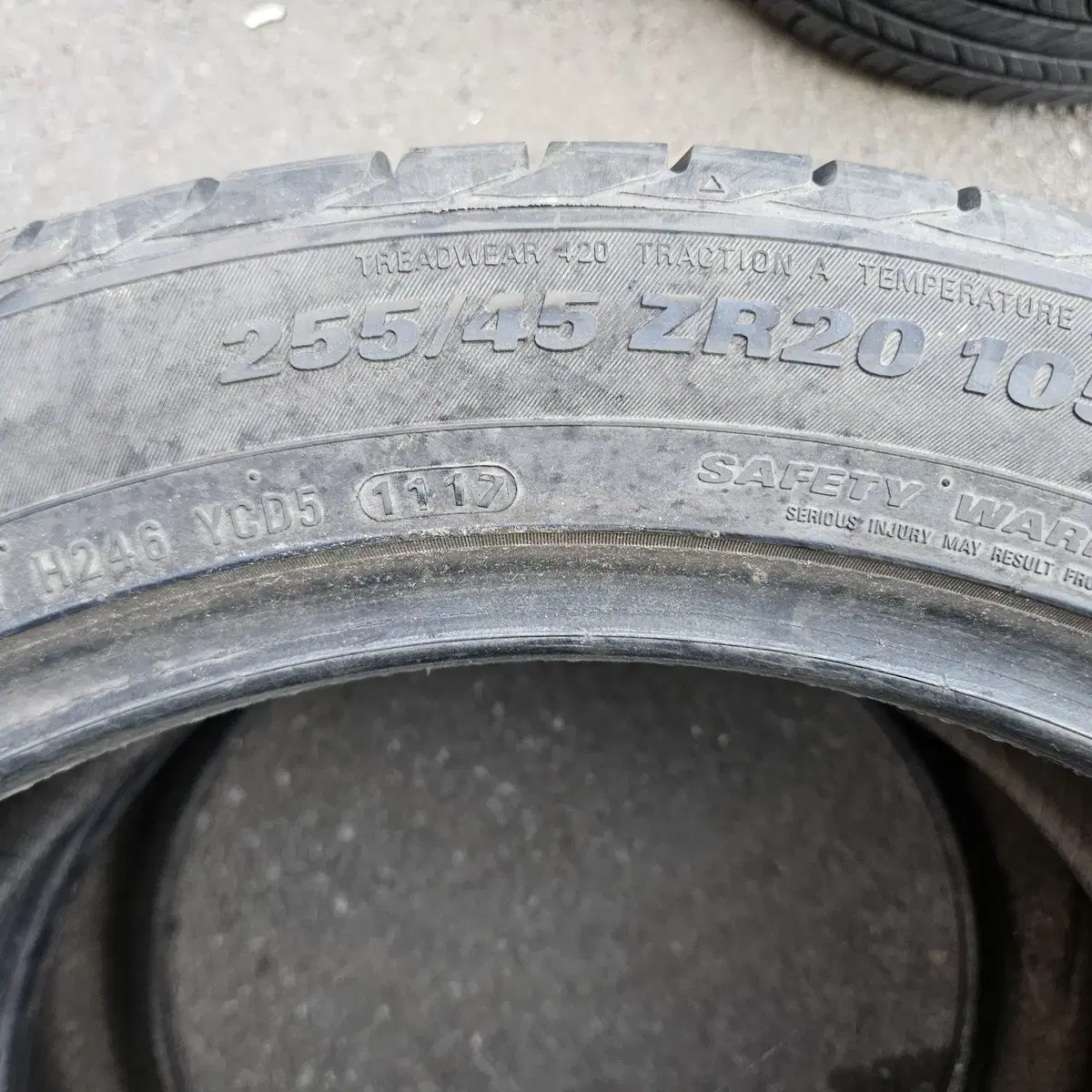 금호 중고 255/45R20 & 2554520 타이어 2개 팝니다.