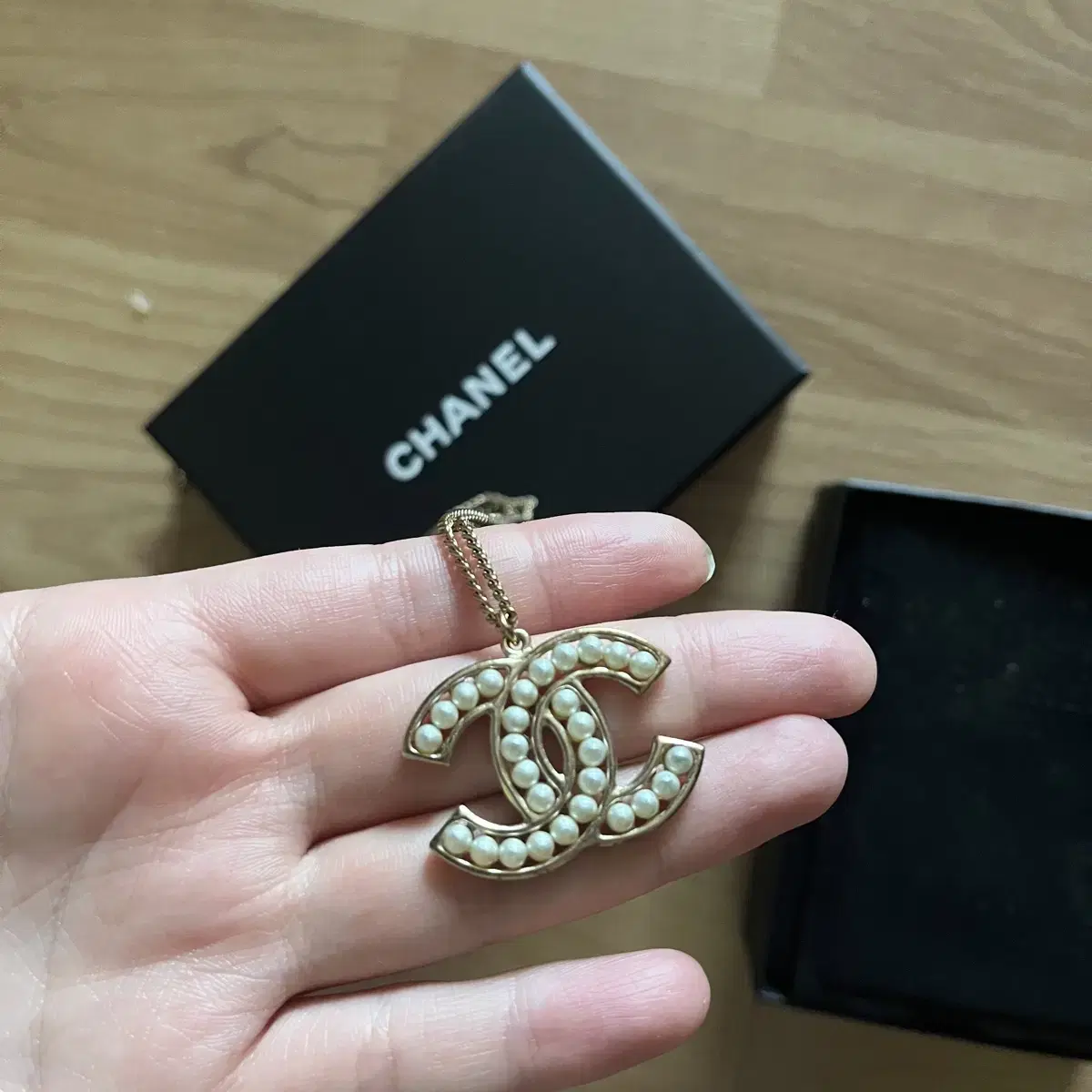 Genuine) Chanel Pearl Necklace Gold