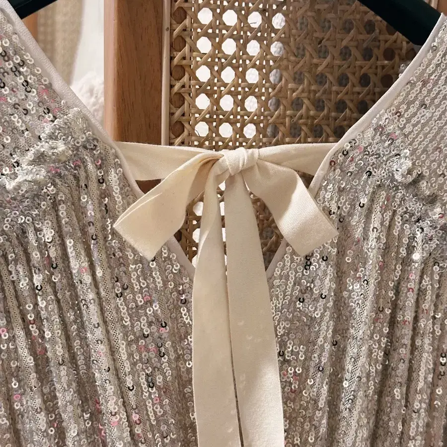 쟈니헤잇재즈 SEQUINED BACK RIBBON BLOUSE