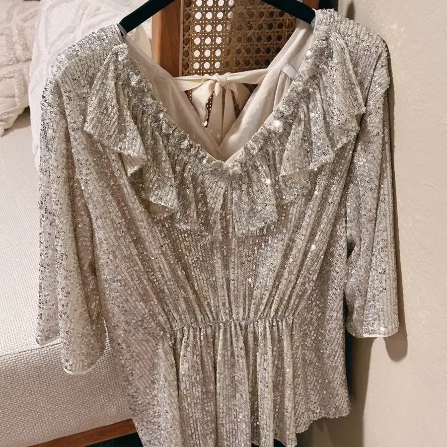 쟈니헤잇재즈 SEQUINED BACK RIBBON BLOUSE