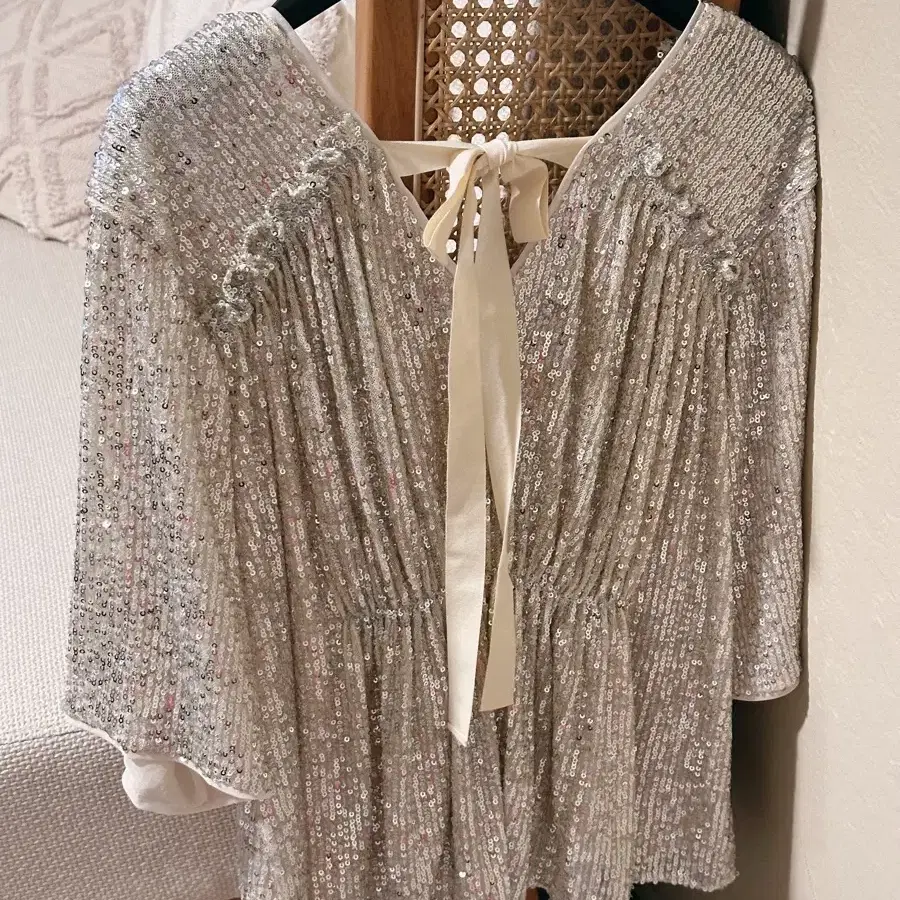 쟈니헤잇재즈 SEQUINED BACK RIBBON BLOUSE