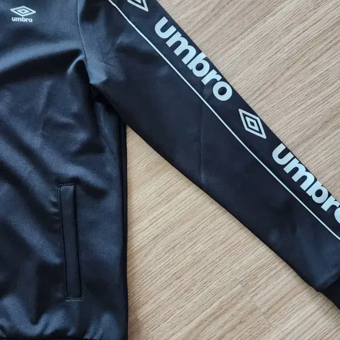 엄브로 umbro 져지 운동복 바람막이 S사이즈 1회착용