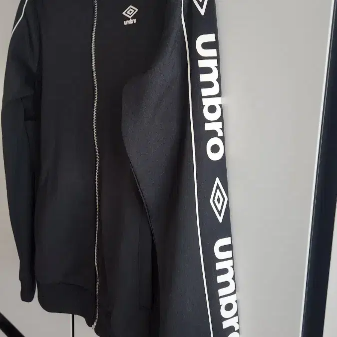 엄브로 umbro 져지 운동복 바람막이 S사이즈 1회착용