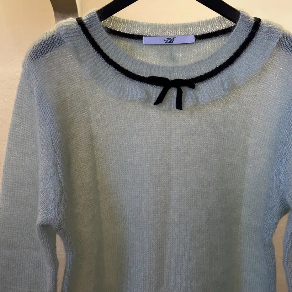 쟈니헤잇재즈 RUFFLE NECK KNIT