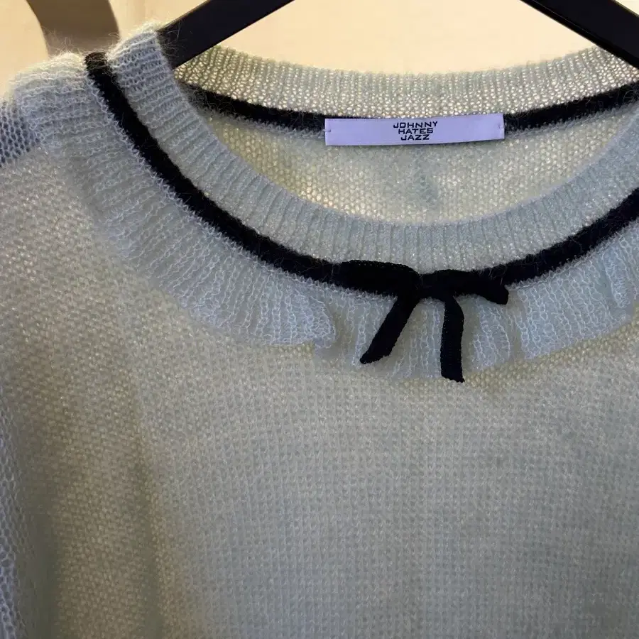 쟈니헤잇재즈 RUFFLE NECK KNIT