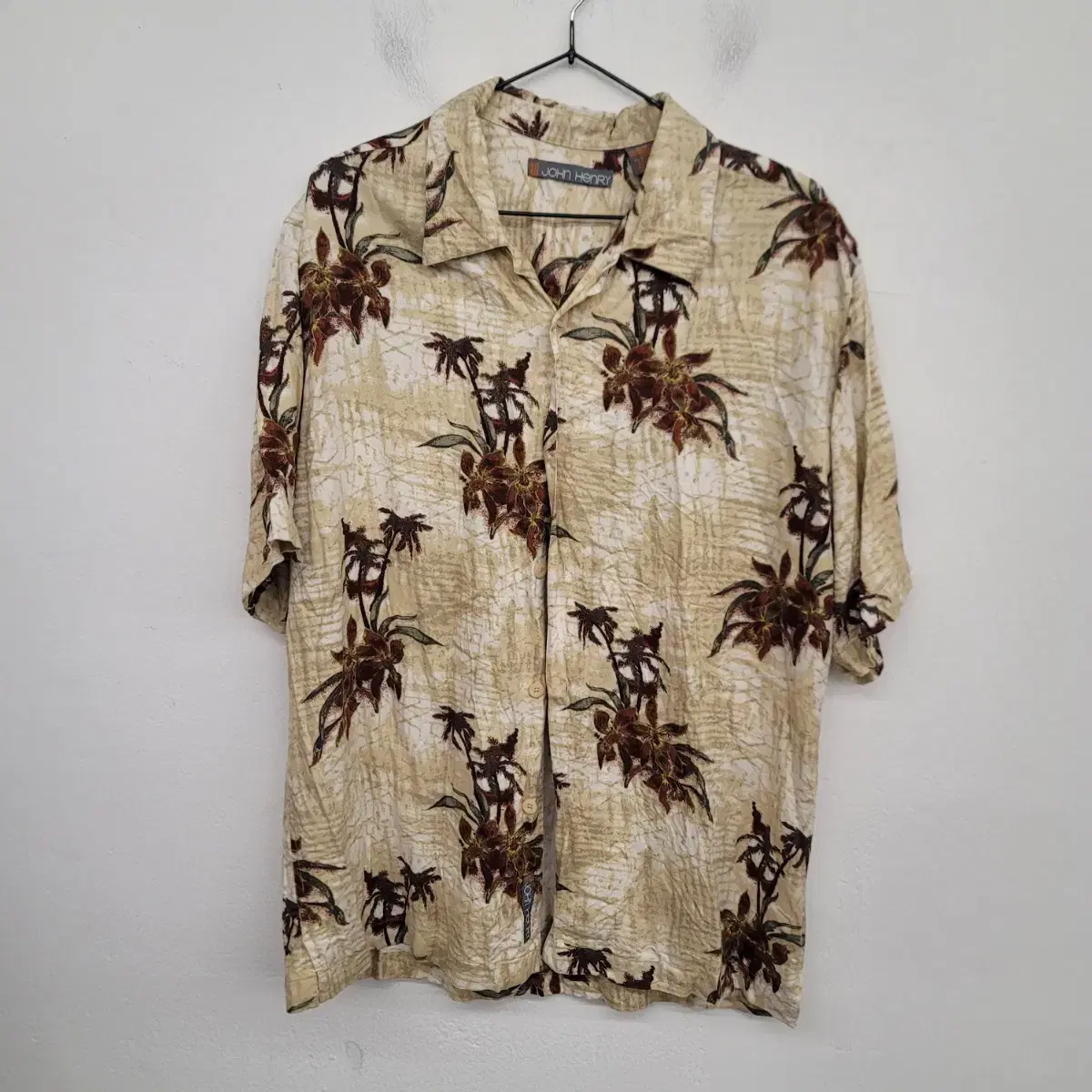 [100/L] JOHN HENRY Sells Hawaiian shirts.