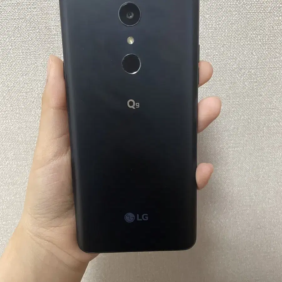 LG Q9핸드폰