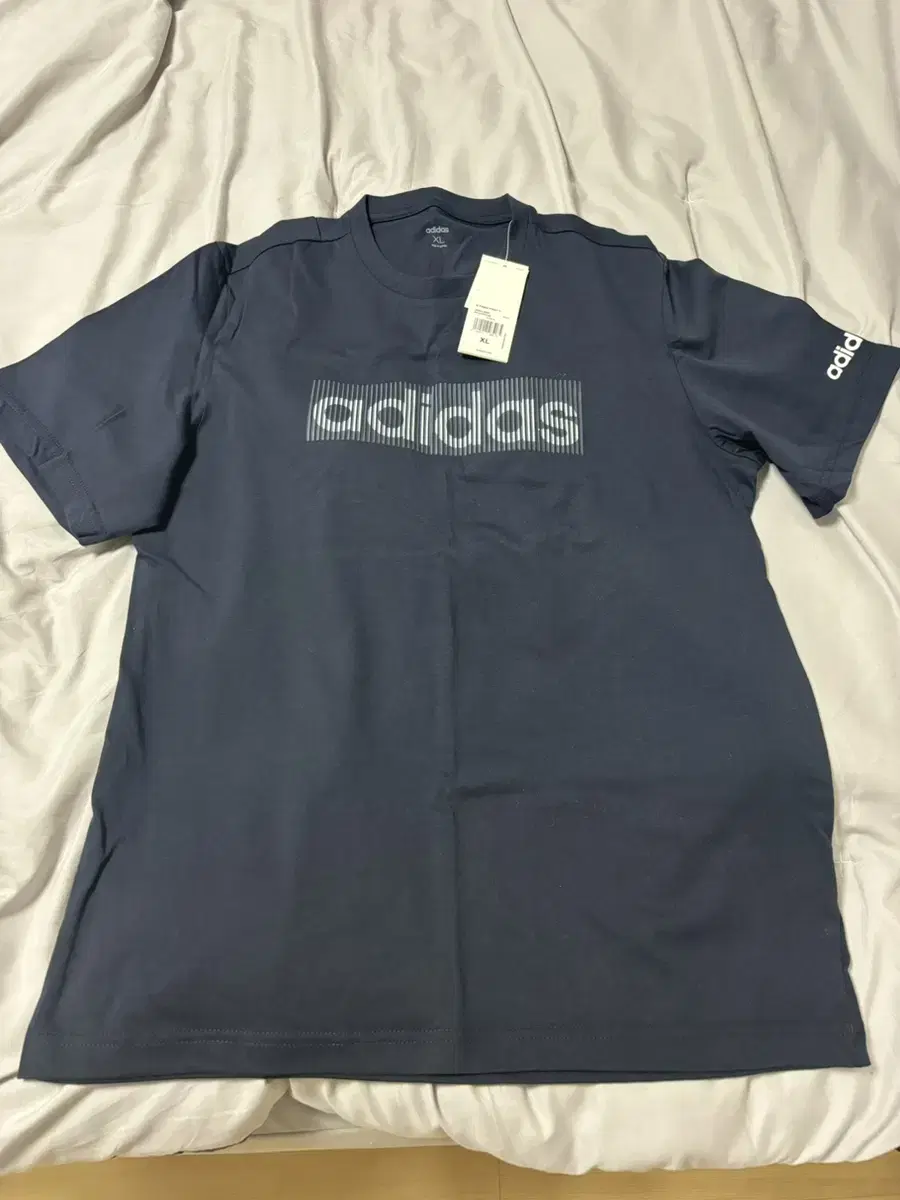 Adidas Genuine Men's T-Shirt XL sells