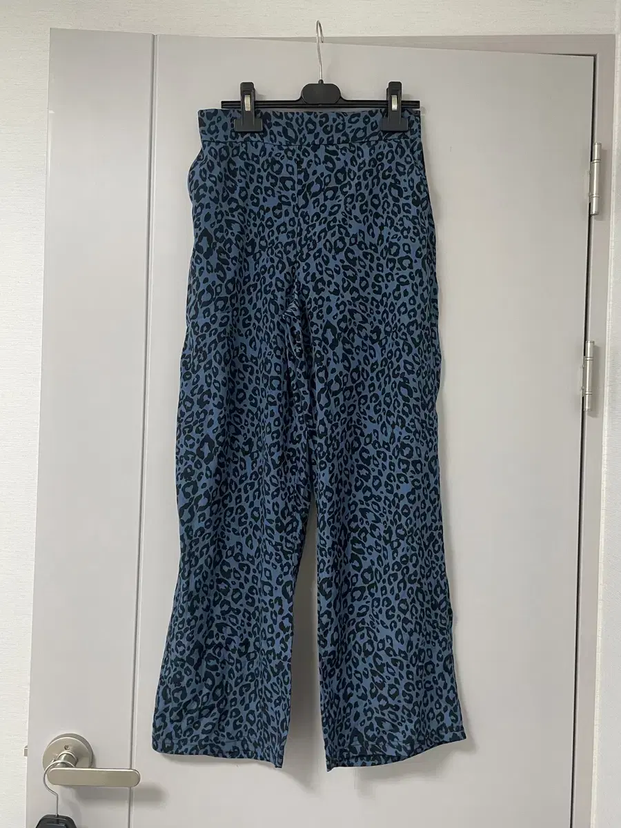 Leopard wide-legged pants