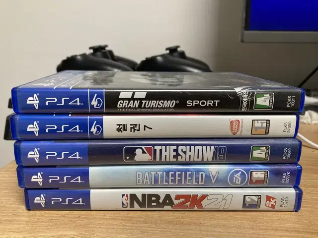 PS4 슬림 1TB 듀얼쇼크 2개 및 레이싱휠, 타이틀 5장 대구 직거래