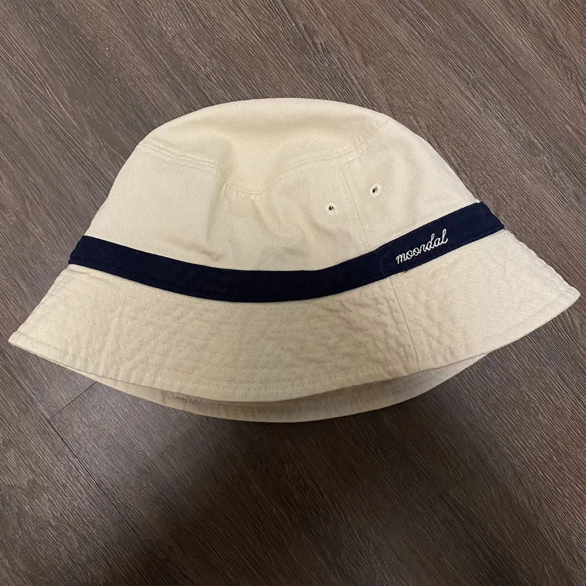 moondal line bucket hat