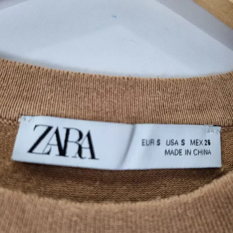 Z4820 ZARA 진베이지 무지 라운드 크롭 니트 여S