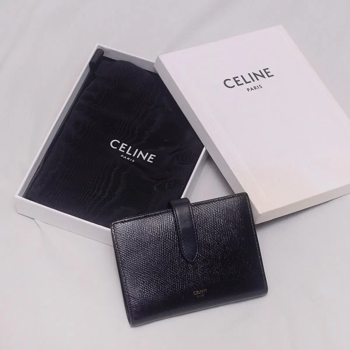 셀린느 (CELINE) 미디움 스트랩 지갑 블랙 그레인 카프스킨