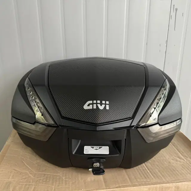 신품 GIVI 기비 V47 트래커33 블랙 실버 카본룩커버판매