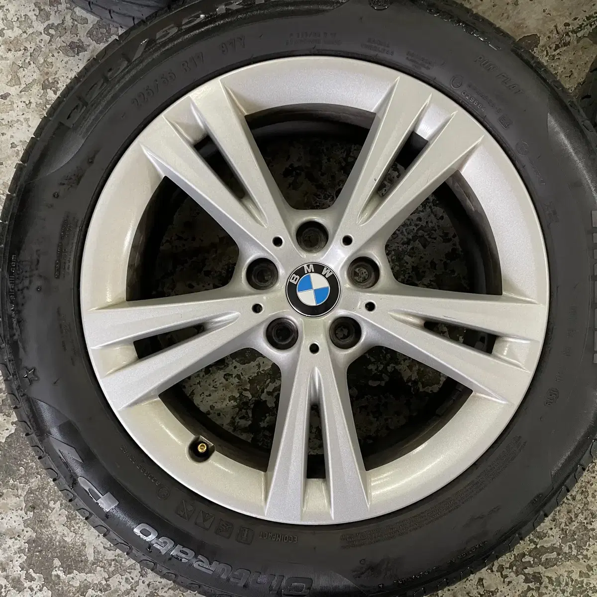 BMW F48 X1 정품 17인치 휠타이어 판매 합니다