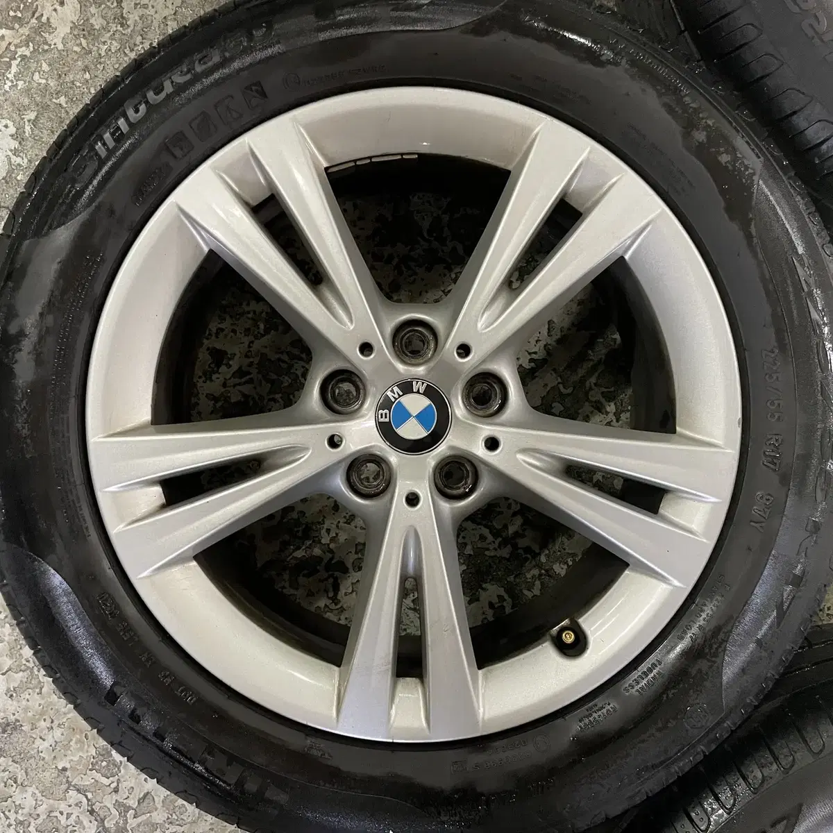 BMW F48 X1 정품 17인치 휠타이어 판매 합니다