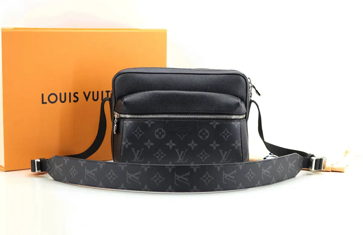 [착한중고명품울산점] Louis Vuitton Eclipse Outdoor Messenger Bag Condition A+.