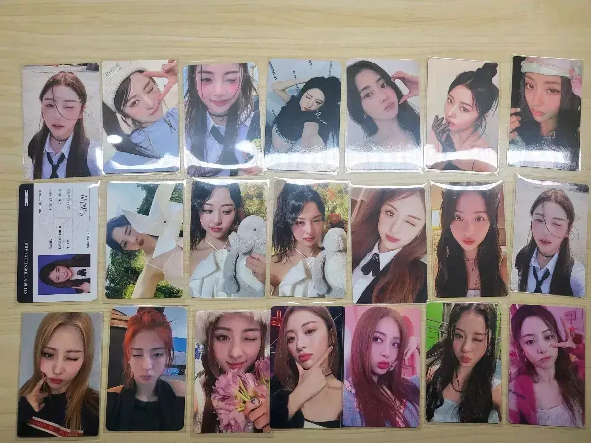 Le sserafim huh yunjin photocard in bulk (42 chapters)