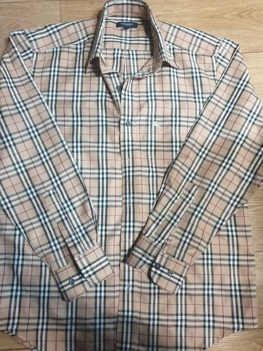 Burberry heated shirt in good condition, size 100