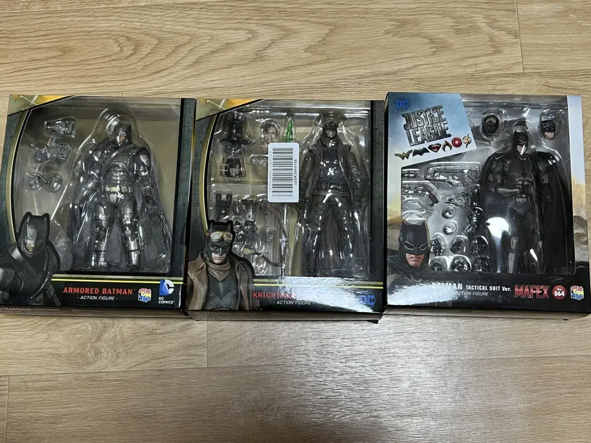 3 Mafex Batmen