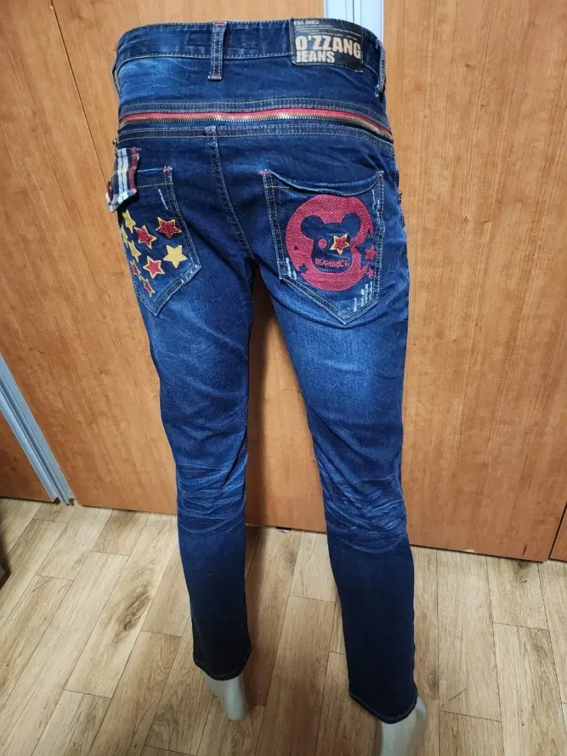 OZZANGUnique spandex jeansMIt's about 29 to 30